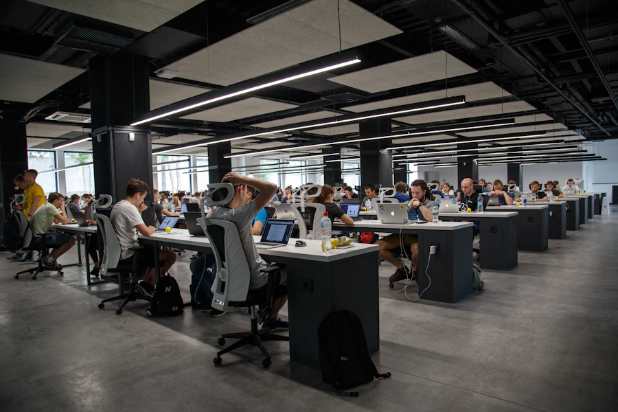 Sala técnica com equipamentos de rede, cabos e painéis de status