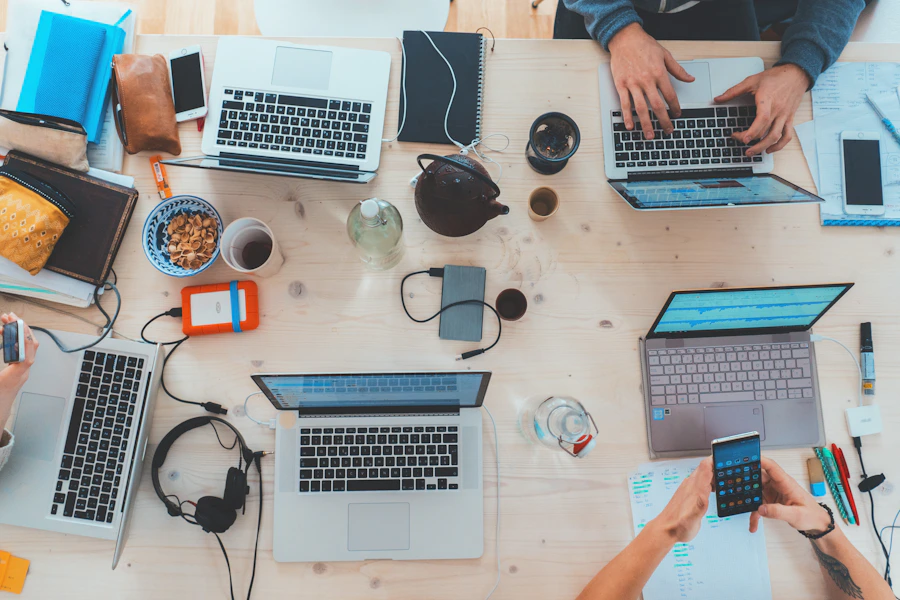 Time reunido em torno de telas com painéis de monitoramento e diagramas