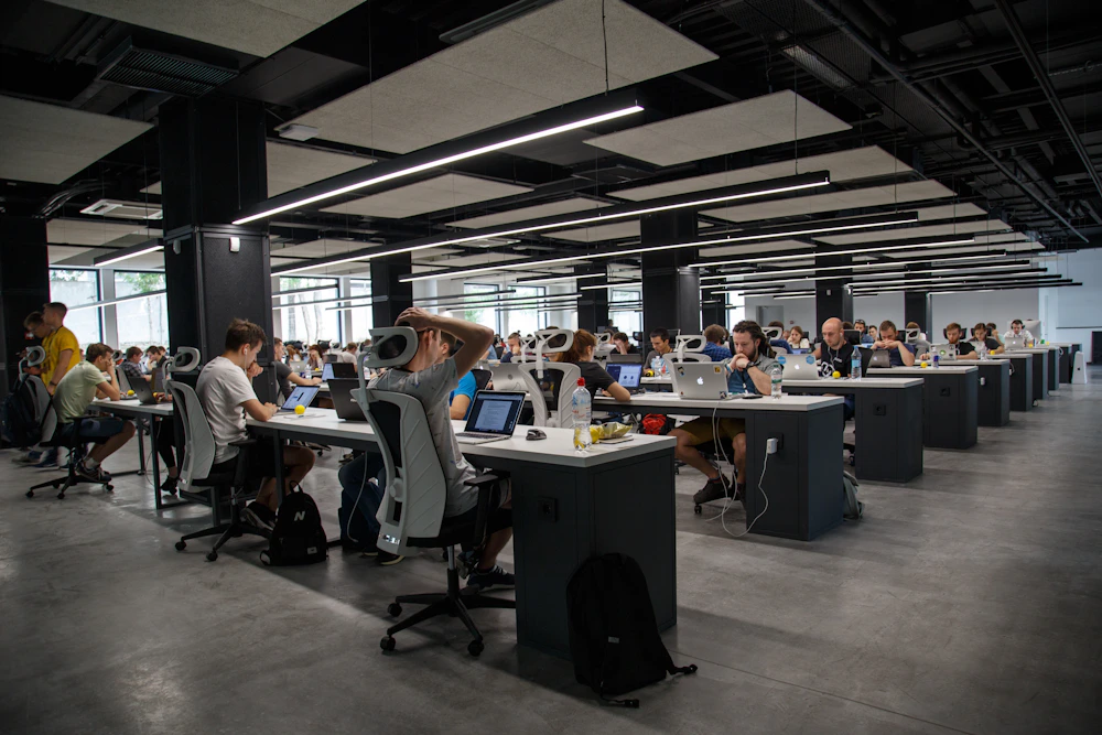 Sala técnica com equipamentos de rede e cabeamento estruturado